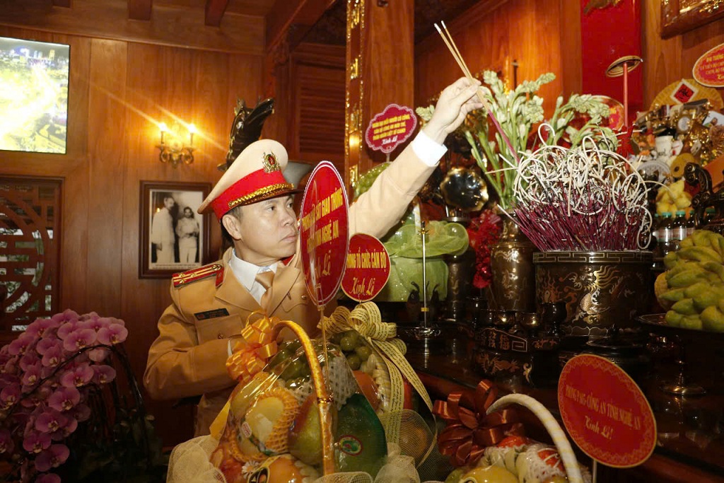 Phòng Cảnh sát Giao thông dâng hương tưởng nhớ công lao to lớn của Chủ tịch Hồ Chí Minh tại Nhà tưởng niệm Người trong khuôn viên Công an tỉnh