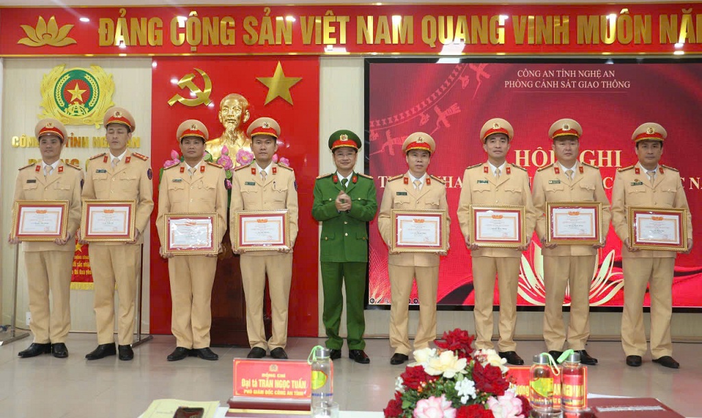 Đồng chí Đại tá Trần Ngọc Tuấn, Phó Giám đốc Công an tỉnh trao danh hiệu “Chiến sĩ thi đua cơ sở” tặng các cá nhân