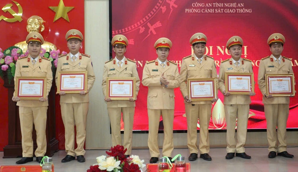 Đồng chí Thượng tá Lê Thanh Nghị, Trưởng phòng CSGT trao danh hiệu “Chiến sĩ thi đua cơ sở” tặng các cá nhân