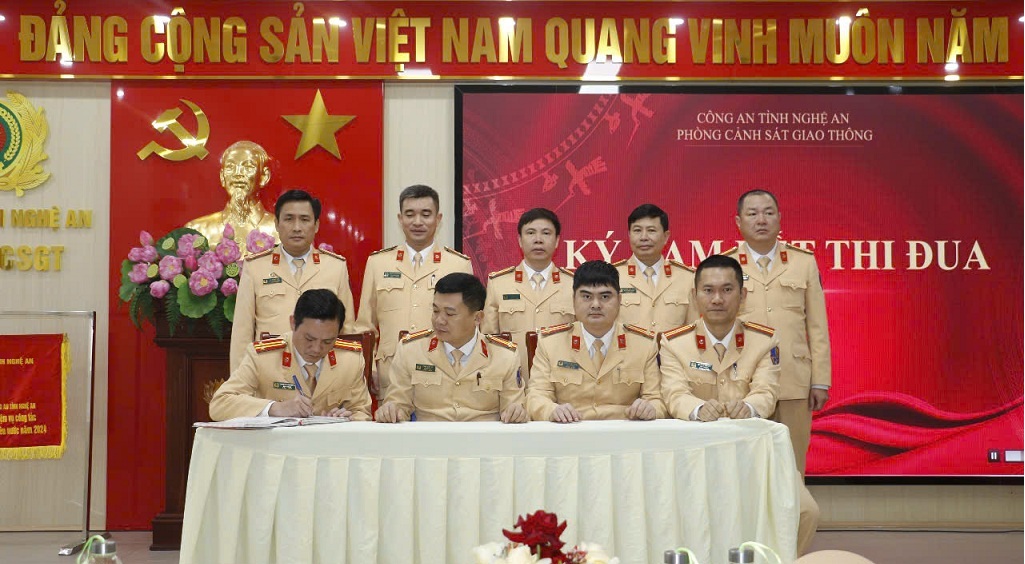 Các đội công tác ký cam kết thực hiện phong trào thi đua “Vì an ninh Tổ quốc” năm 205