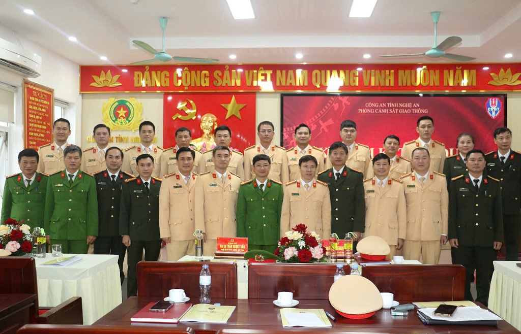 Các đại biểu chụp ảnh lưu niệm