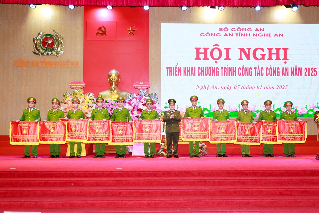 Công an xã Châu Thành, huyện Quỳ Hợp vinh dự được nhận Cờ thi đua của Bộ Công an tại Hội nghị triển khai chương trình công tác năm 2025 của Công an tỉnh