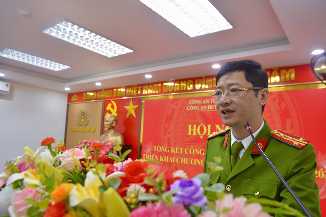 Đồng chí Đại tá Trần Ngọc Tuấn - Phó Giám đốc Công an tỉnh ghi nhận, đánh giá cao những kết quả, thành tích Công an huyện Quỳ Hợp đạt được trong năm 2024; nhất là sự kịp thời, chủ động, hiệu quả trong công tác tham mưu, sự quyết liệt trong công tác phòng ngừa, đấu tranh với các loại tội phạm và hành vi vi phạm pháp luật…