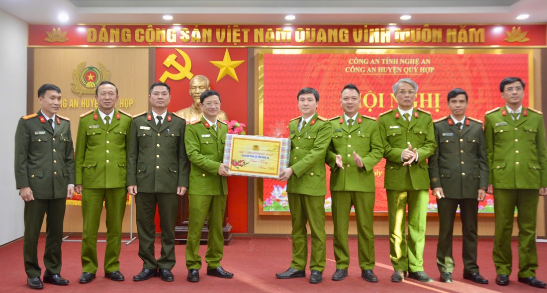 Đồng chí Đại tá Trần Ngọc Tuấn - Phó Giám đốc Công an tỉnh trao quà của đồng chí Giám đốc Công an tỉnh tặng Công an huyện
