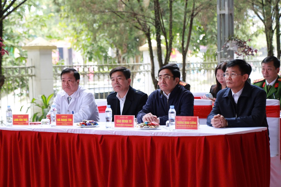 Các đại biểu dự buổi lễ 