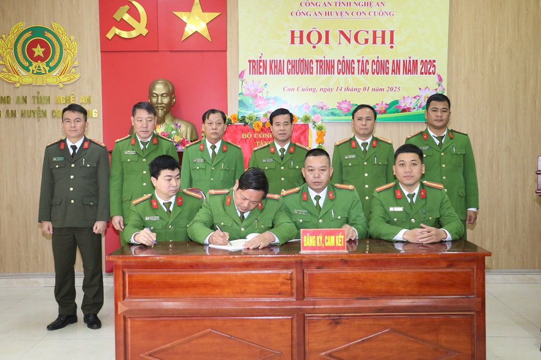 Đại diện các đội và Công an các xã, thị trấn ký cam kết thực hiện phong trào thi đua năm 2025