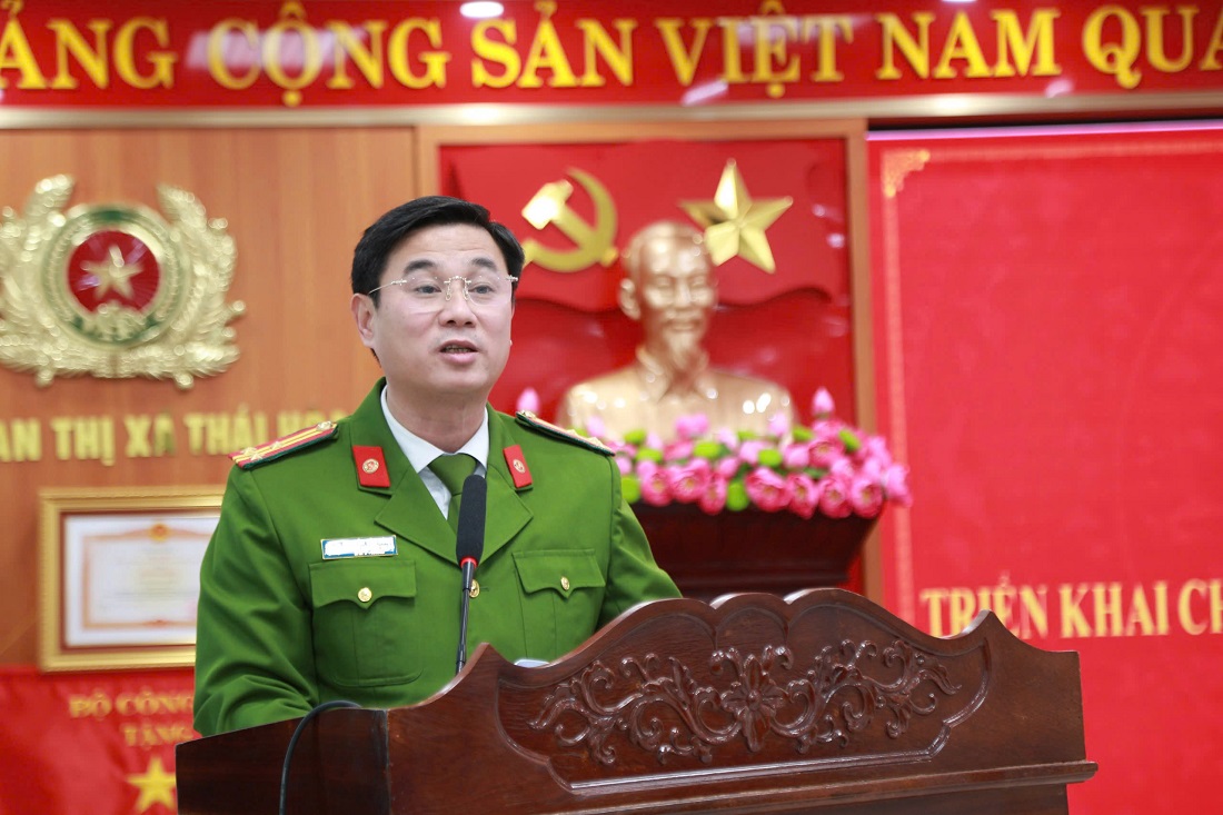 Đồng chí Thượng tá Nguyễn Văn Hùng, Trưởng Công an thị xã Thái Hòa phát biểu