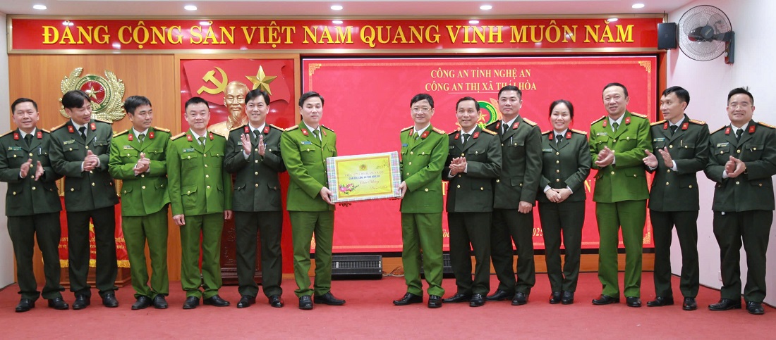 Đồng chí Đại tá Trần Ngọc Tuấn, Phó Giám đốc Công an tỉnh trao quà của đồng chí Giám đốc Công an tỉnh tặng Công an thị xã Thái Hòa