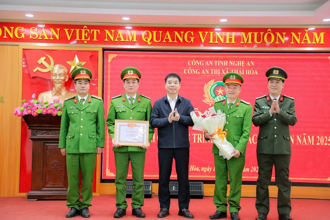 UBND thị xã Thái Hòa tặng Giấy khen cho đơn vị vì có thành tích xuất sắc trong công tác đấu tranh phòng, chống tội phạm