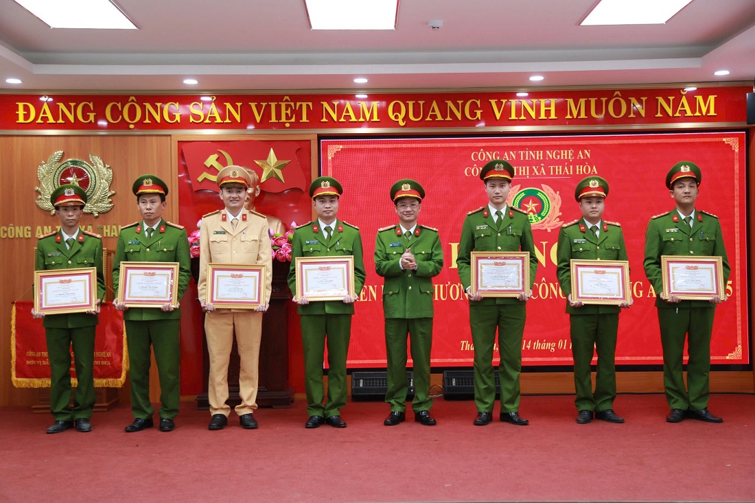 Khen thưởng các tập thể, cá nhân có thành tích xuất sắc trong năm 2024