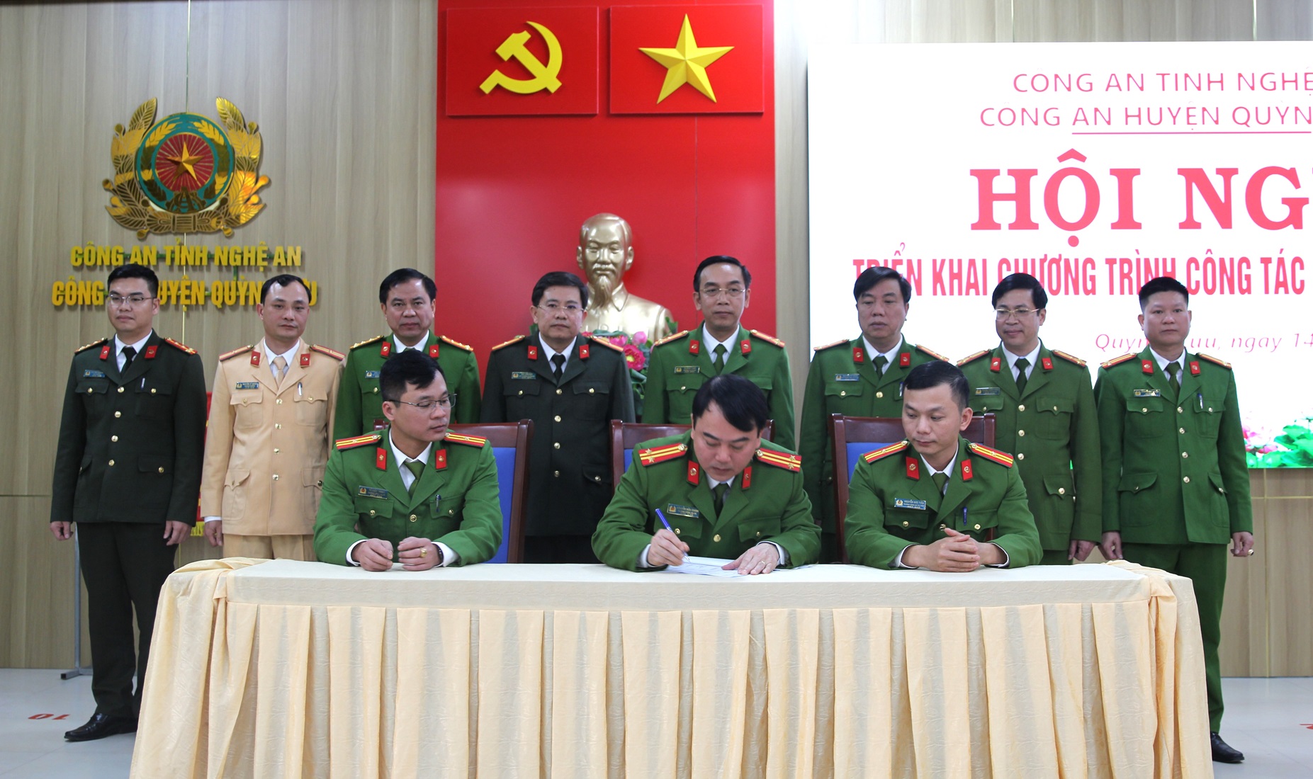 Ký cam kết thực hiện phong trào thi đua năm 2025