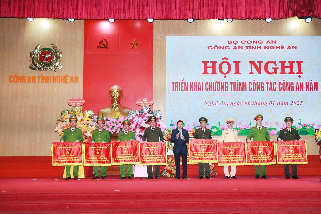 Năm 2024, Phòng Công tác đảng và công tác chính trị vinh dự được nhận Cờ thi đua của UBND tỉnh (thứ 4 từ trái sang)