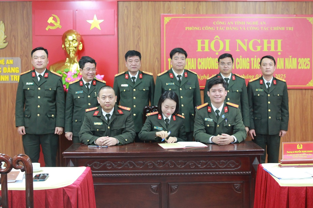 Ký cam kết thực hiện phong trào thi đua năm 2025