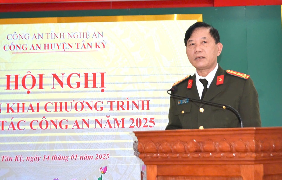 Đồng chí Đại tá Lê Văn Thái - Phó Giám đốc Công an tỉnh ghi nhận, đánh giá cao những kết quả, thành tích Công an huyện Tân Kỳ đạt được trong năm 2024.  Đồng thời yêu cầu, thời gian tới, Công an huyện cần tiếp tục đẩy mạnh công tác đấu tranh phòng, chống tội phạm; làm tốt công tác giáo dục chính trị tư tưởng, xây dựng lực lượng; tập thể lãnh đạo, chỉ huy, cán bộ chiến sĩ đoàn kết, đồng lòng thực hiện tốt các nhiệm vụ công tác…