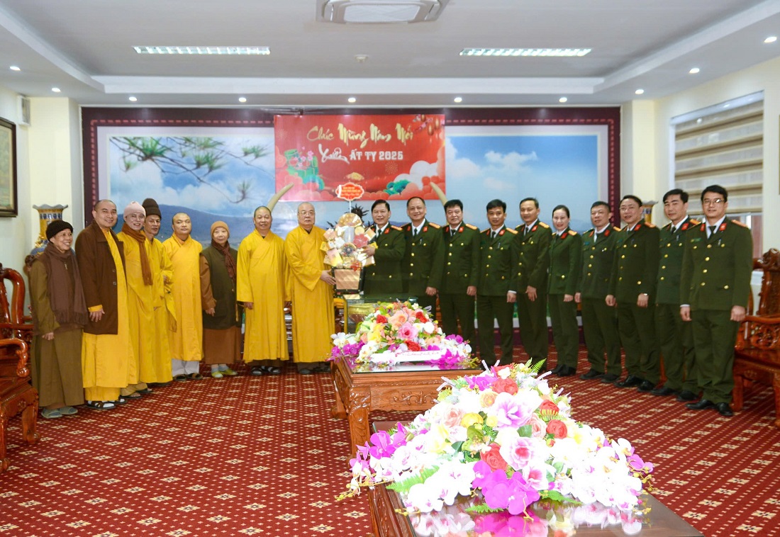 Hòa thượng Thích Thanh Nhiễu, Phó Chủ tịch Thường trực Hội đồng Trị sự Giáo hội Phật giáo Việt Nam, Trưởng Ban Trị sự Giáo hội Phật giáo Việt Nam tỉnh Nghệ An tặng quà, chúc Tết Công an tỉnh Nghệ An