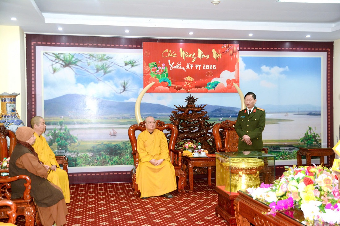 Đồng chí Đại tá Lê Văn Thái, Phó Giám đốc Công an tỉnh bày tỏ lòng cảm ơn trước tình cảm cũng như sự quan tâm của của Giáo hội Phật giáo Việt Nam đối với lực lượng Công an tỉnh Nghệ An