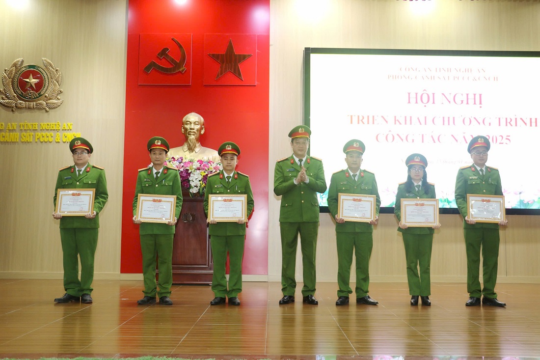 Đồng chí Đại tá Nguyễn Đức Cường, Phó Giám đốc Công an tỉnh trao danh hiệu “Đơn vị Quyết thắng” tặng các tập thể có thành tích xuất sắc trong công tác, chiến đấu