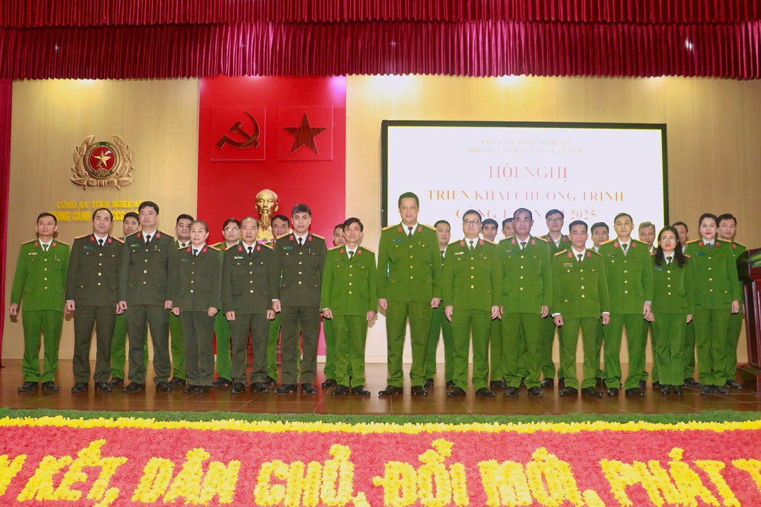 Các đại biểu chụp ảnh lưu niệm