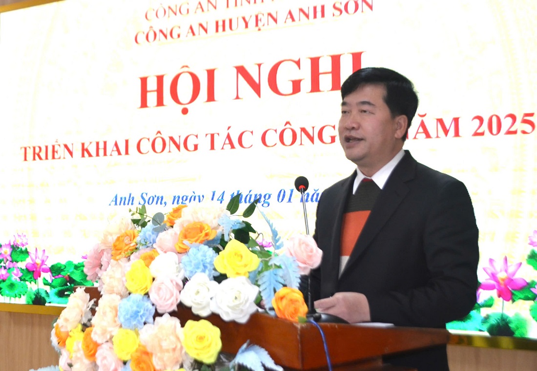 Đồng chí Nguyễn Hữu Sáng - Bí thư Huyện ủy Anh Sơn nhấn mạnh: Những kết quả, thành tích trên các mặt công tác, chiến đấu của Công an huyện Anh Sơn góp phần quan trọng giữ vững ổn định an ninh trật tự, phục vụ tốt sự phát triển kinh tế - xã hội của địa phương