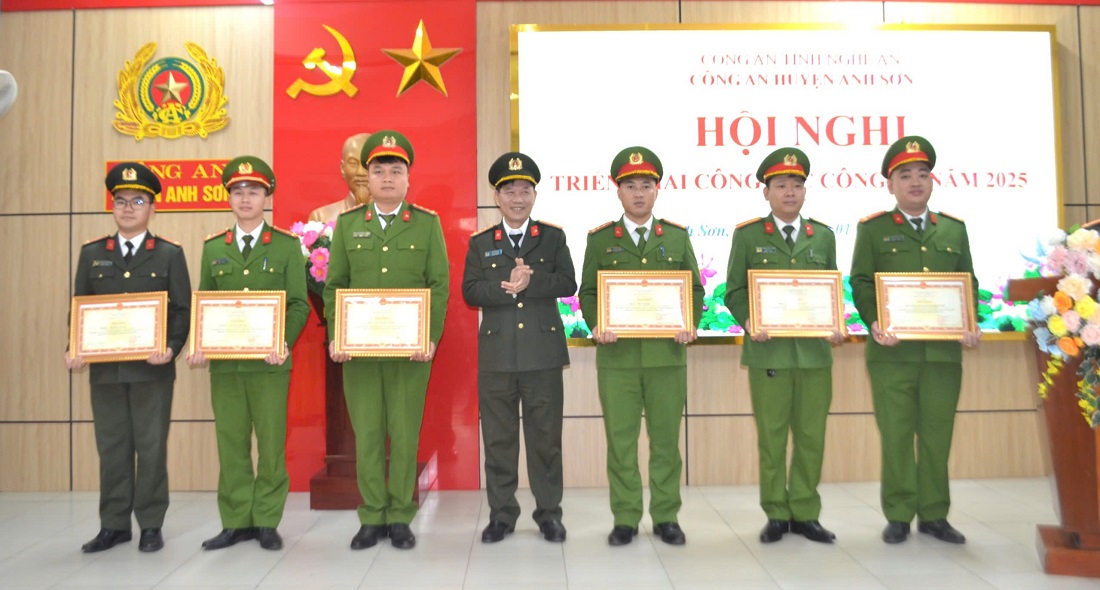 Đồng chí Đại tá Lê Văn Thái - Phó Giám đốc Công an tỉnh trao tặng các danh hiệu thi đua cho các tập thể, cá nhân Công an huyện Anh Sơn