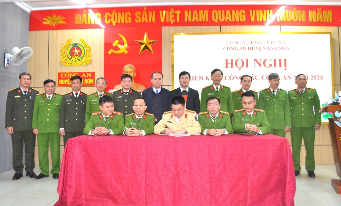 Đại diện các đội và Công an các xã, thị trấn ký cam kết thực hiện phong trào thi đua năm 2025