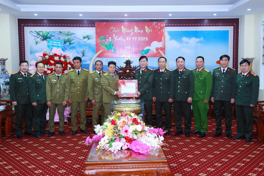 Đồng chí Đại tá Phết Nọi Lo Lon Xí, Phó Giám đốc Công an tỉnh Hủa Phăn chúc mừng và tặng quà Công an tỉnh	Đoàn công tác Công an tỉnh Xiêng Khoảng thăm, chúc Tết Công an tỉnh Nghệ An