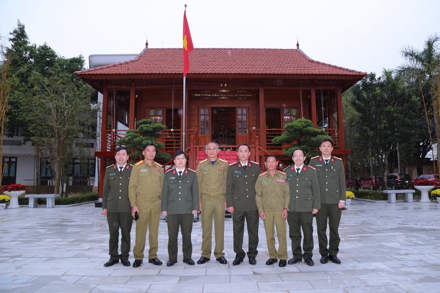 Đồng chí Đại tá Sẻng A Lun Năn Thạ Vông - Phó Giám đốc Công an tỉnh Xiêng Khoảng cùng đoàn công tác dâng hương tưởng niệm Chủ tịch Hồ Chí Minh 
