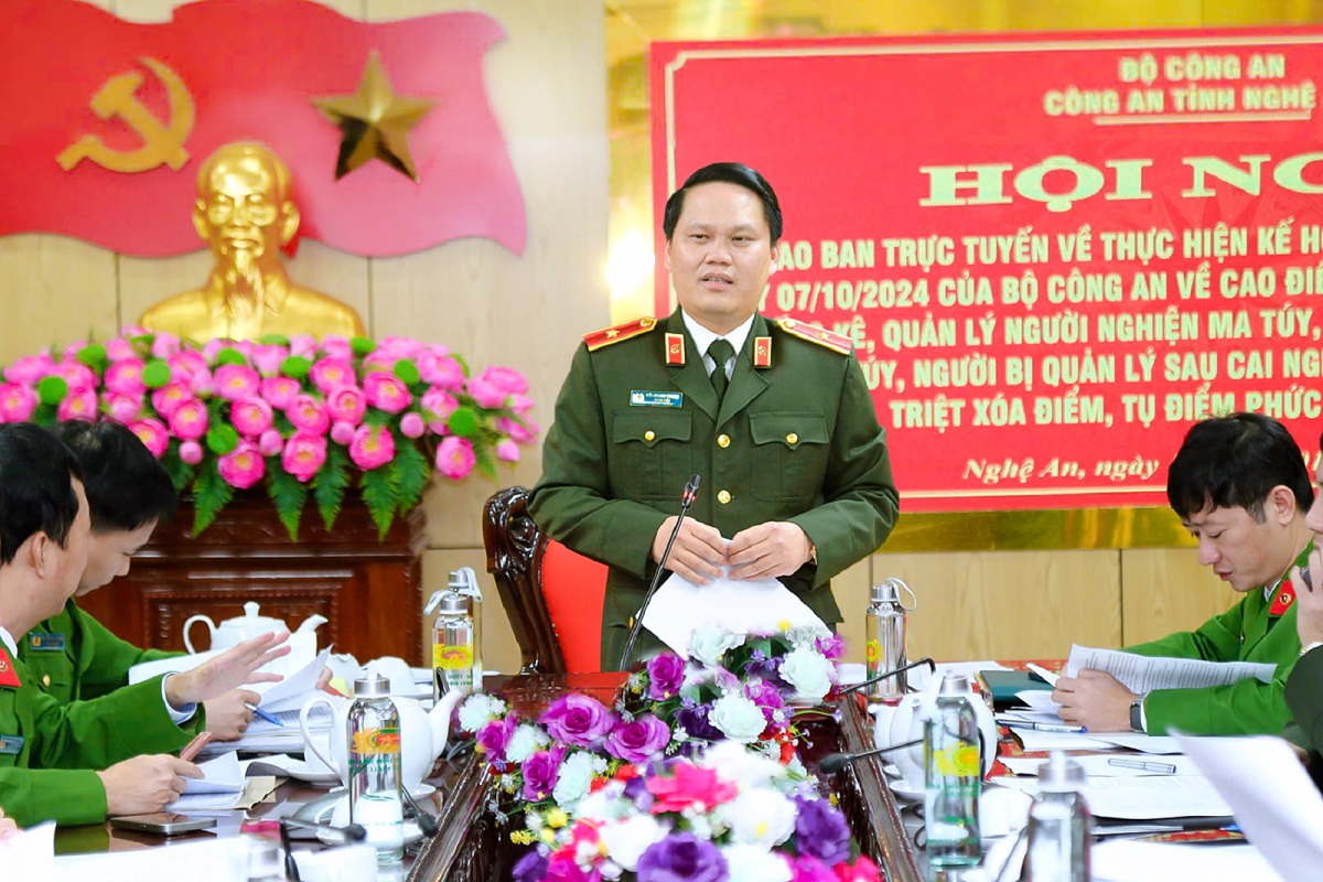 Đồng chí Thiếu tướng Bùi Quang Thanh, Ủy viên Ban Thường vụ Tỉnh ủy, Bí thư Đảng ủy, Giám đốc Công an tỉnh chủ trì và phát biểu tham luận tại điểm cầu Công an tỉnh Nghệ An