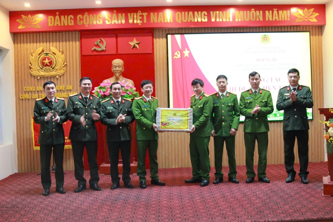 Đồng chí Đại tá Trần Ngọc Tuấn, Phó Giám đốc Công an tỉnh trao quà của đồng chí Giám đốc Công an tỉnh tặng Công an thị xã Hoàng Mai