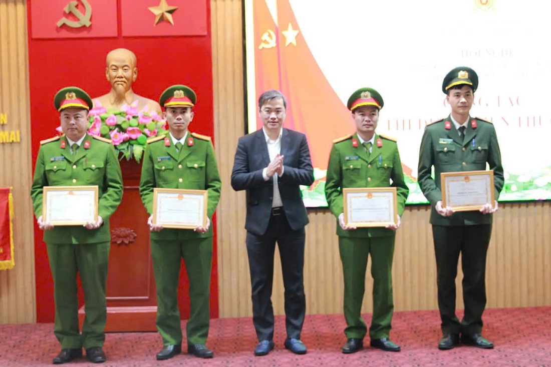 Đồng chí Nguyễn Hữu An, Phó Bí thư Thị ủy, Chủ tịch UBND thị xã trao Giấy khen tặng các tập thể