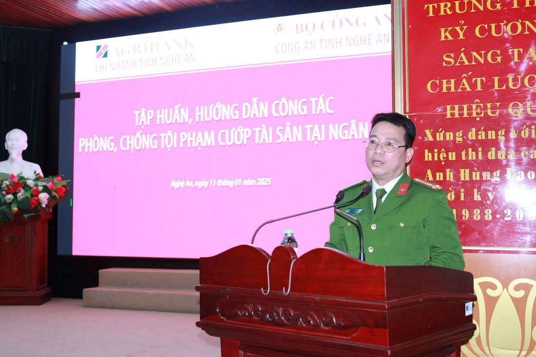 Thượng tá Nguyễn Thành Nhân - Phó Trưởng phòng Cảnh sát hình sự Công an tỉnh Nghệ An phổ biến các kỹ năng về phòng chống tội phạm cướp tài sản tại ngân hàng tại Ngân hàng Agribank chi nhánh tỉnh Nghệ An