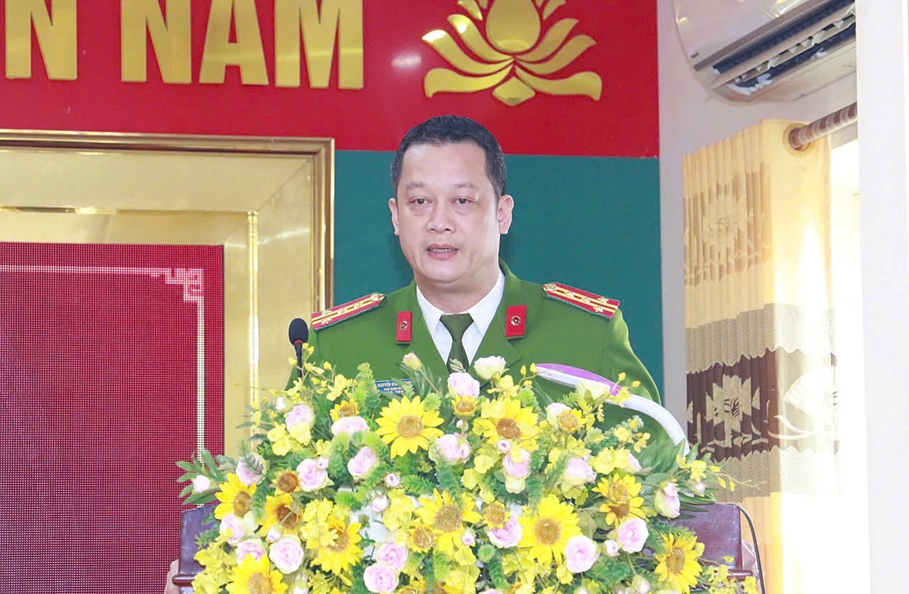 Đồng chí Đại tá Nguyễn Đức Cường, Phó Giám đốc Công an tỉnh ghi nhận, biểu dương những thành tích nổi bật của Công an huyện Diễn Châu trong năm 2024; đồng thời yêu cầu thời gian tới, đơn vị tiếp tục thực hiện hiệu quả các nhiệm vụ trọng tâm; tăng cường đấu tranh phòng, chống tội phạm, nhất là vi phạm về pháo, bảo đảm tốt an ninh trật tự trên địa bàn, trước mắt là bảo vệ Tết Nguyên đán Ất Tỵ 2025 an toàn, bình yên