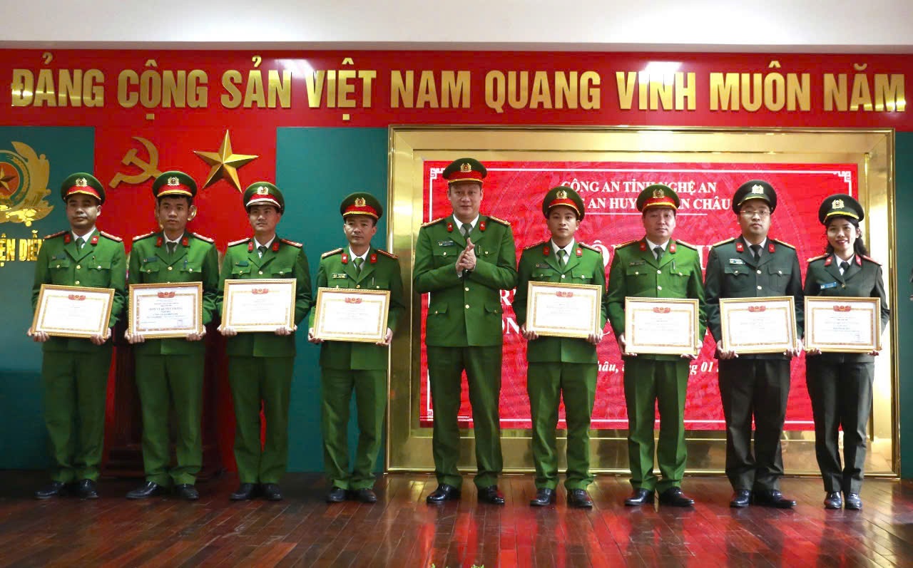 Đồng chí Đại tá Nguyễn Đức Cường, Phó Giám đốc Công an tỉnh trao danh hiệu “Đơn vị Quyết thắng” tặng các tập thể 