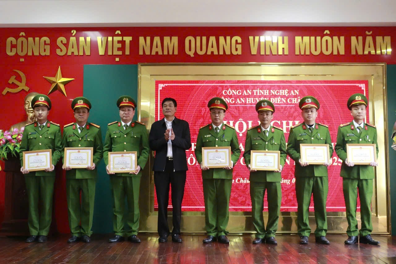 Đồng chí Tăng Văn Luyện, Phó Bí thư Huyện ủy, Chủ tịch UBND huyện trao Giấy khen tặng các tập thể, cá nhân đạt thành tích xuất sắc