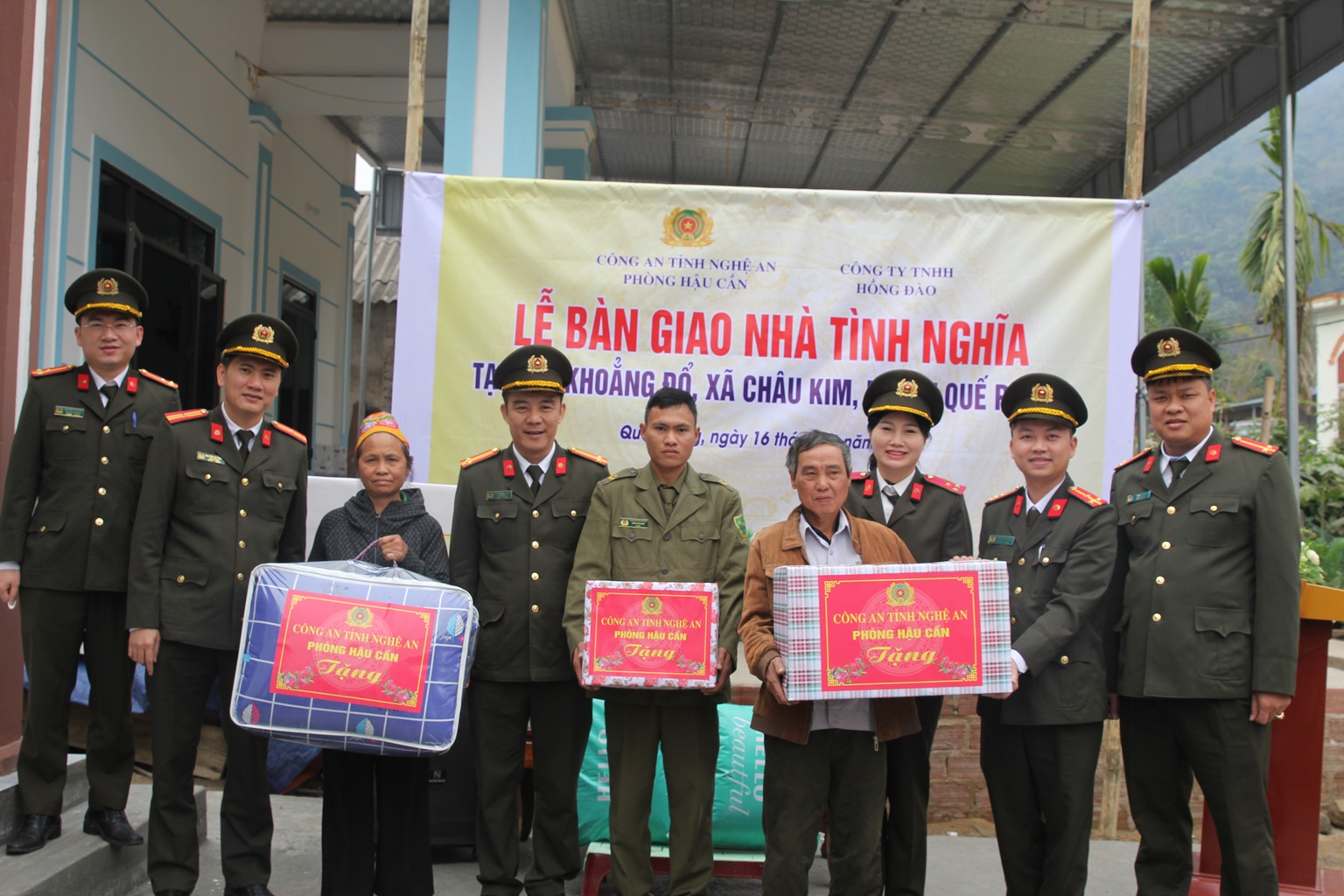 Trao tặng quà Tết tới gia đình anh Lương Văn Giang