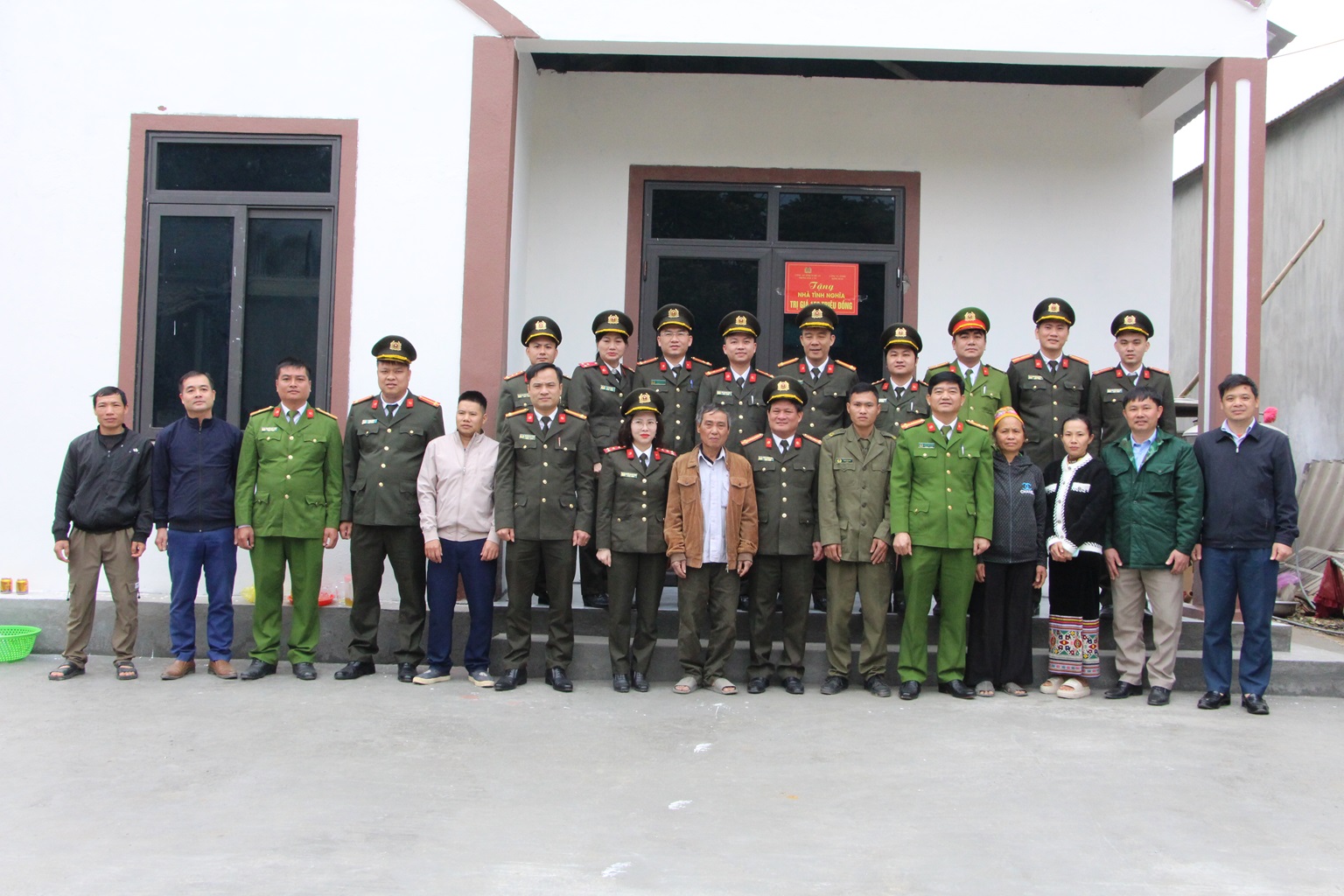 Chụp ảnh lưu niệm tại căn nhà tình nghĩa