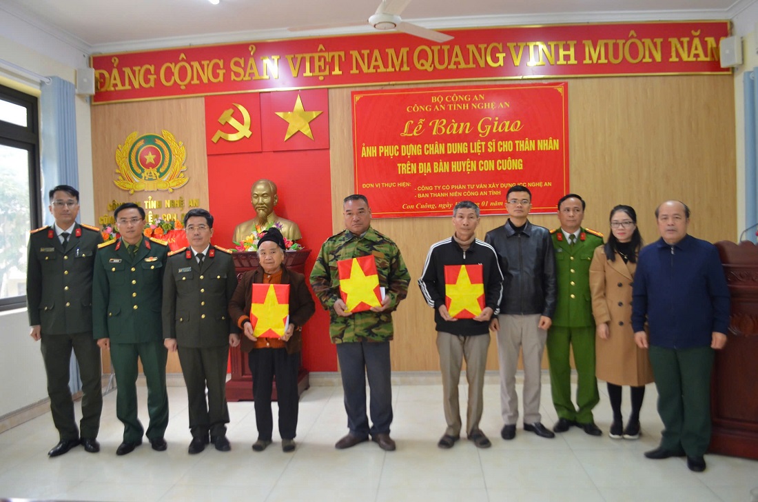 Trân trọng bàn giao ảnh phục dựng tặng thân nhân Liệt sĩ