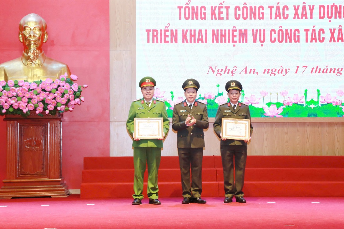 Đồng chí Đại tá Trần Hồng Quang - Phó Bí thư Đảng ủy, Phó Giám đốc Công an tỉnh trao Giấy khen của Ban Thường vụ Đảng ủy Công an tỉnh tặng 02 tổ chức cơ sở đảng đạt tiêu chuẩn hoàn thành xuất sắc nhiệm vụ tiêu biểu năm 2024
