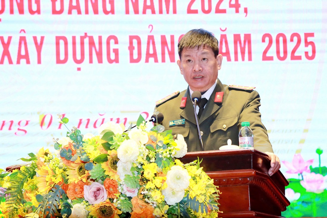 Các đại biểu trình bày tham luận tại Hội nghị