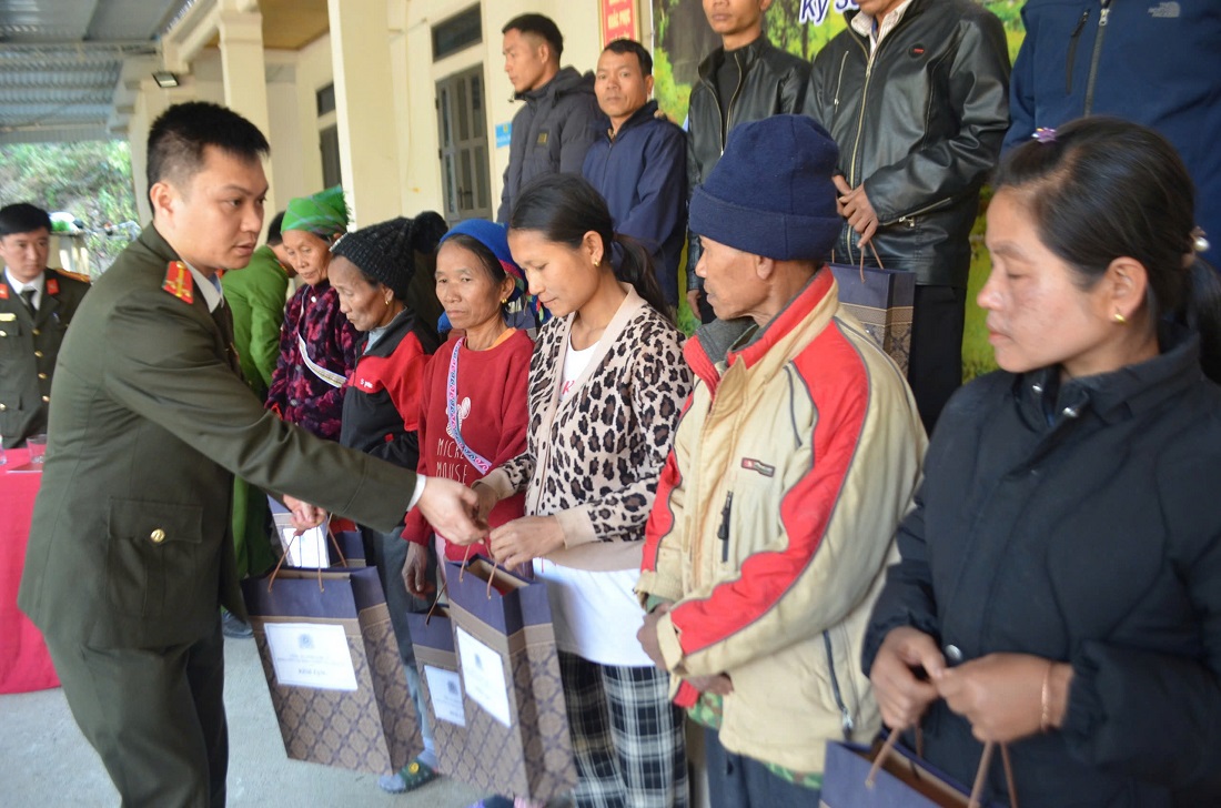 Trao những món quà ý nghĩa đến các gia đình có hoàn cảnh khó khăn