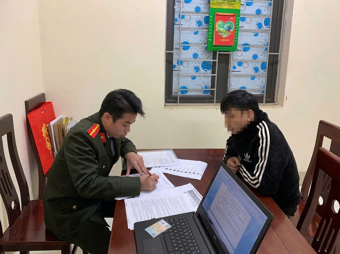 Công an huyện Quế Phong làm việc với H.V.S. và L.T.T. (làm mờ mặt 02 đối tượng)