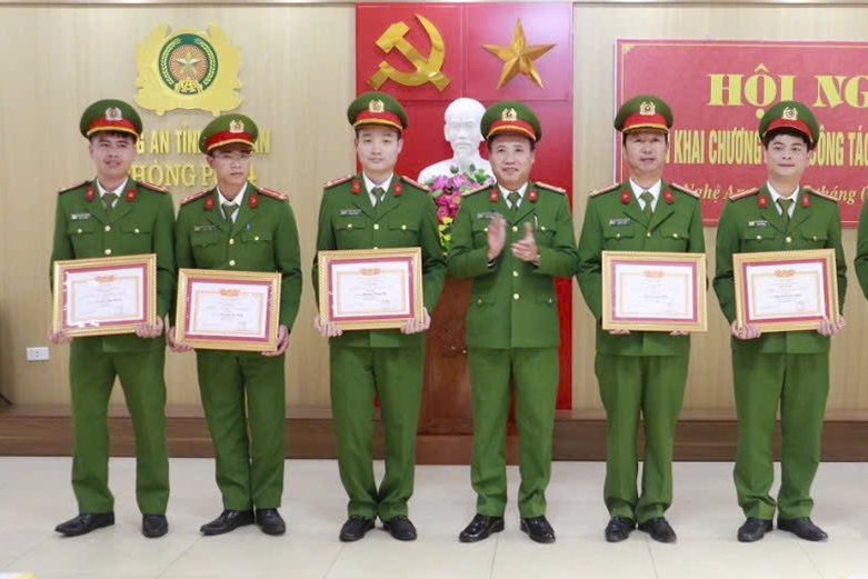 Khen thưởng các tập thể, cá nhân đạt thành tích xuất sắc