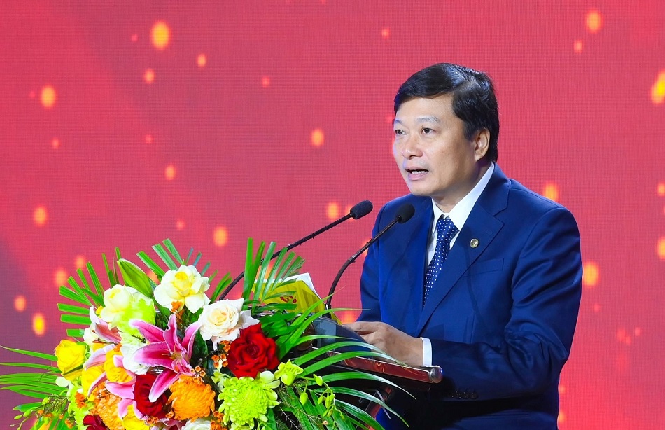 Đồng chí Lê Hồng Vinh - Phó Bí thư Tỉnh ủy, Chủ tịch UBND tỉnh phát biểu tại Lễ trao thưởng Giải Báo chí “Búa liềm vàng - Nghệ An 2024”