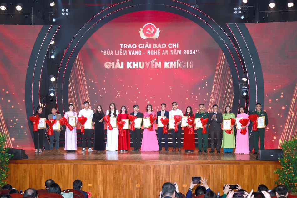 Đồng chí Nguyễn Bá Hảo - Phó Giám đốc Sở Thông tin và Truyền thông và đồng chí Trần Thị Cẩm Tú - Phó Chủ tịch UBND thành phố Vinh trao giải Khuyến khích cho các tác giả, nhóm tác giả.