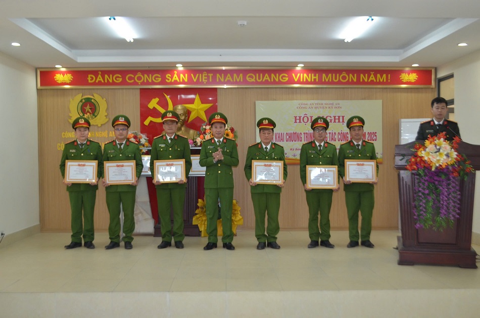 Đồng chí Đại tá Nguyễn Duy Thanh, Phó Giám đốc Công an tỉnh trao danh hiệu “Đơn vị Quyết thắng” tặng các tập thể có thành tích xuất sắc trong công tác, chiến đấu 