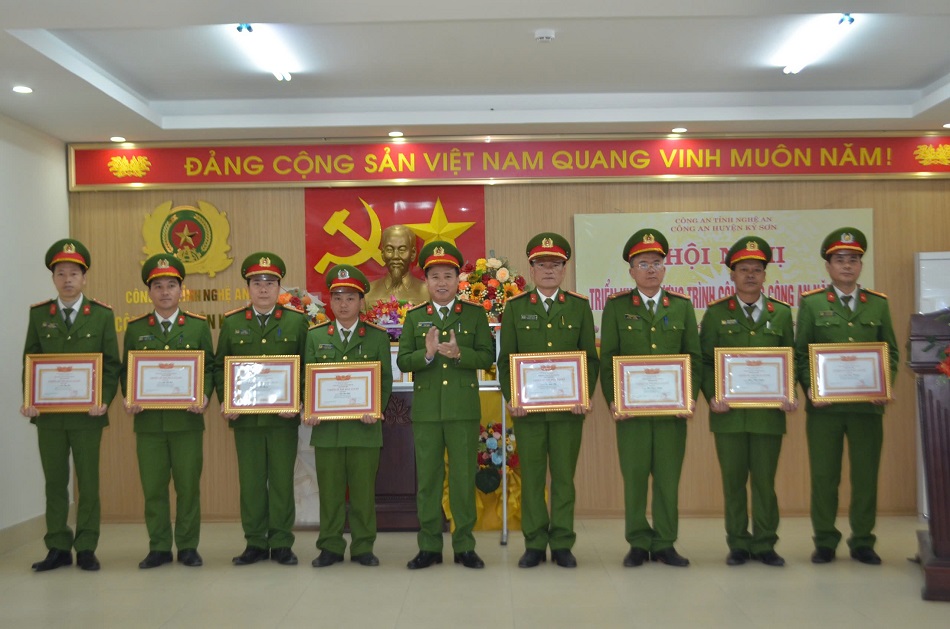  Đồng chí Đại tá Nguyễn Duy Thanh, Phó Giám đốc Công an tỉnh trao danh hiệu “Chiến sĩ thi đua cơ sở” tặng các cá nhân có thành tích xuất sắc trong công tác, chiến đấu