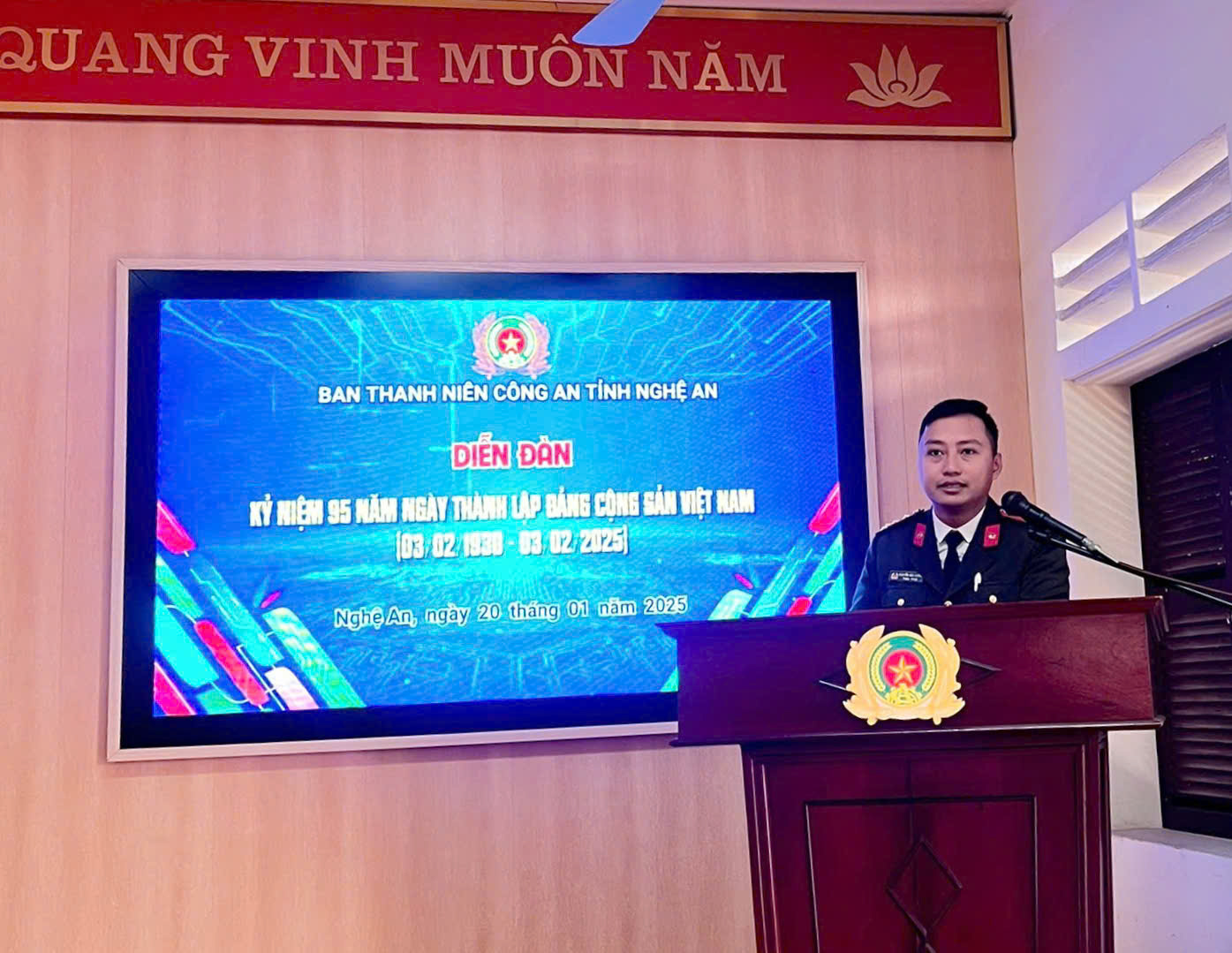 Đại diện Ban Thanh niên Công an tỉnh truyền đạt chuyên đề vai trò, trách nhiệm của đoàn viên thanh niên qua các giai đoạn lịch sử cách mạng của Đảng ta