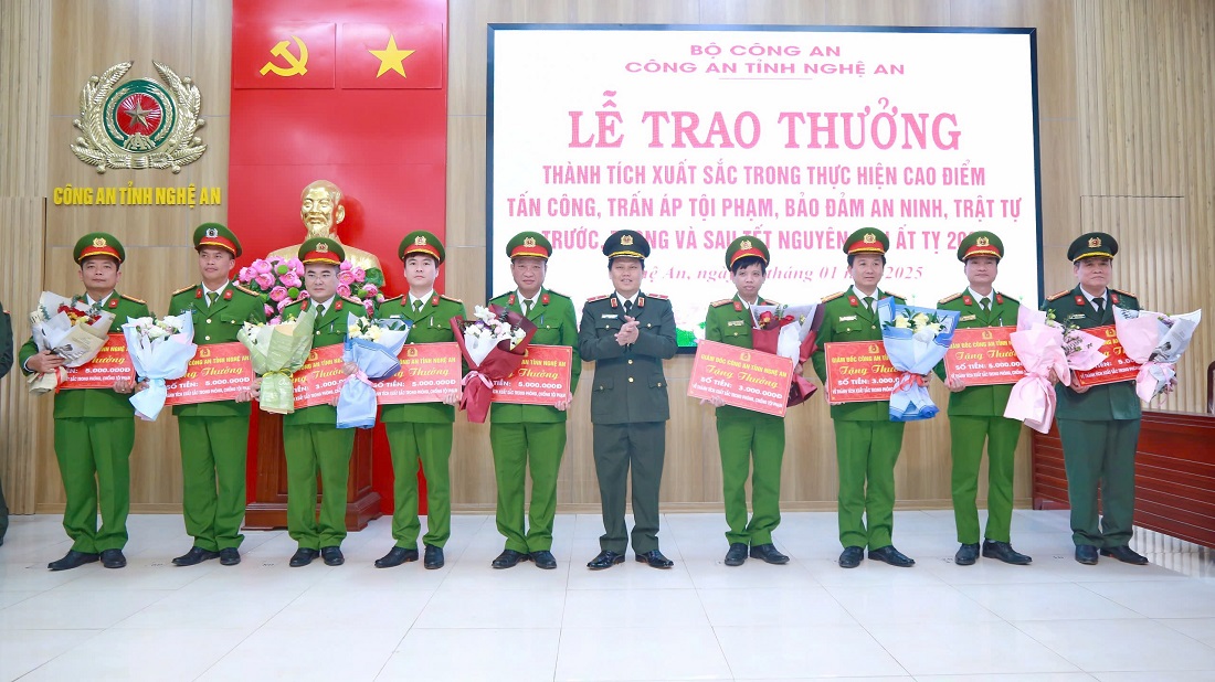 Đồng chí Thiếu tướng Bùi Quang Thanh, Ủy viên Ban Thường vụ Tỉnh ủy, Bí thư Đảng ủy, Giám đốc Công an tỉnh trao thưởng Công an các đơn vị, địa phương có thành tích xuất sắc