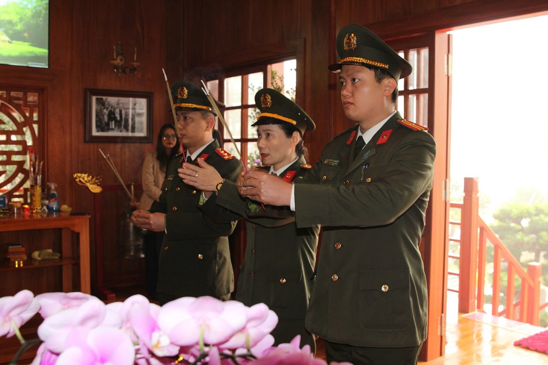 Đại diện 03 tổ chức Đoàn - Hội dâng hương tại nhà tưởng niệm trong khuôn viên Công an tỉnh