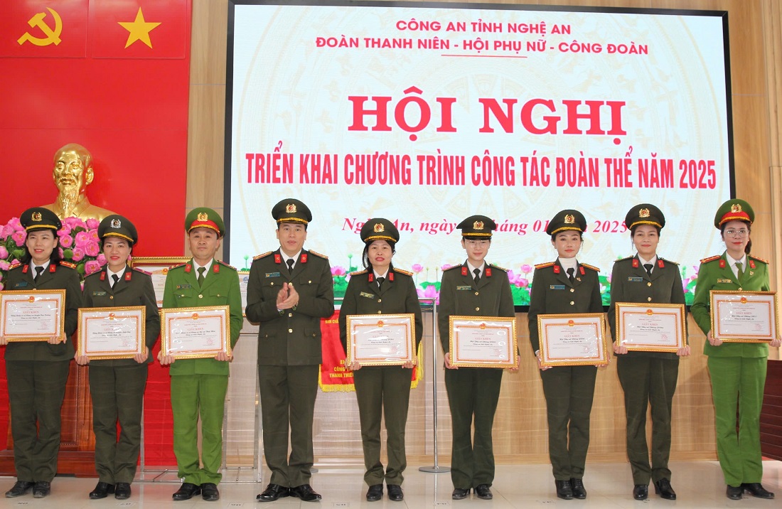 Đồng chí Đại tá Trần Hồng Quang, Phó Giám đốc Công an tỉnh trao trao Giấy khen của Giám đốc Công an tỉnh cho các tập thể, cá nhân có thành tích xuất sắc